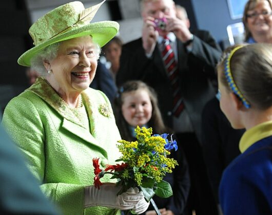 800px-queen_elizabeth_ii-_titanic_belfast-_2012_-5.jpg
