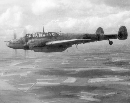 bundesarchiv_bild_101i-377-2801-013-_flugzeug_messerschmitt_me_110.jpg