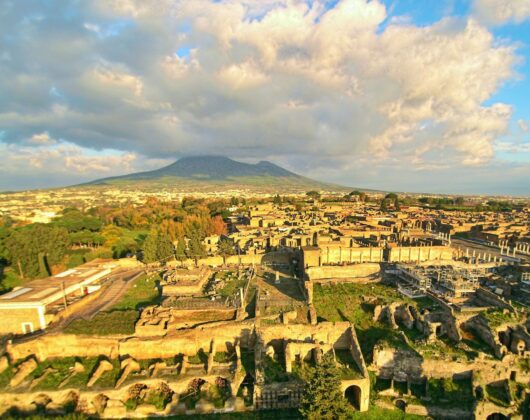 ruins_of_pompeii_with_the_vesuvius.jpg